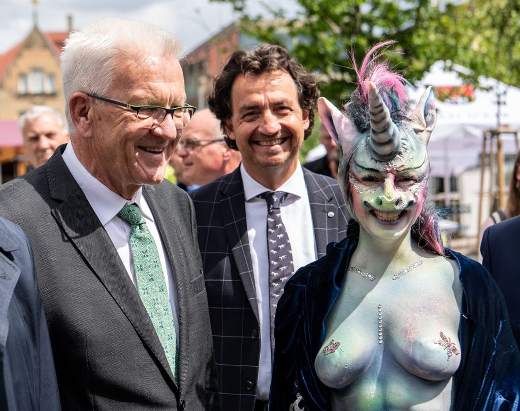 Ministerpräsident Kretschmann findet die ganze Aufregung «ziemlich überspannt»: Einhorn-Skandal: Halbnackte Politikerin sorgt für Wirbel auf Gartenschau