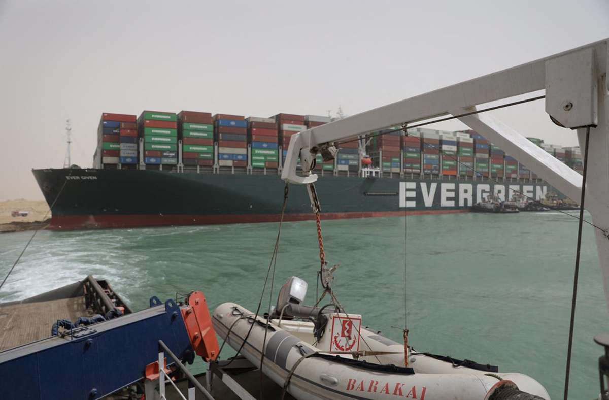 Havarie eines Containerschiffs: Teurer Stau im Suez-Kanal