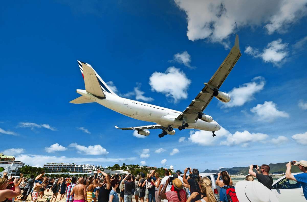 Nur  etwa 20 bis 25 Meter über den Köpfen der Strandbesucher landen die Urlaubsflieger auf dem  Princess Juliana International Airport auf der Insel Sint Maarten.