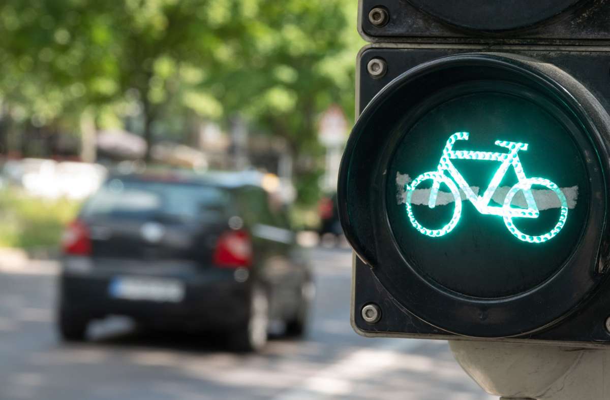 Fahrrad- und Autofahrer in der Stadt: Rücksicht hat Vorfahrt