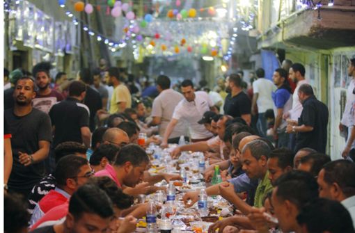 Abends ist den gläubigen Muslimen das Essen wieder erlaubt – viele wollen auch mit der Impfung so lange warten. Foto: picture alliance/Ahmed Gomaa