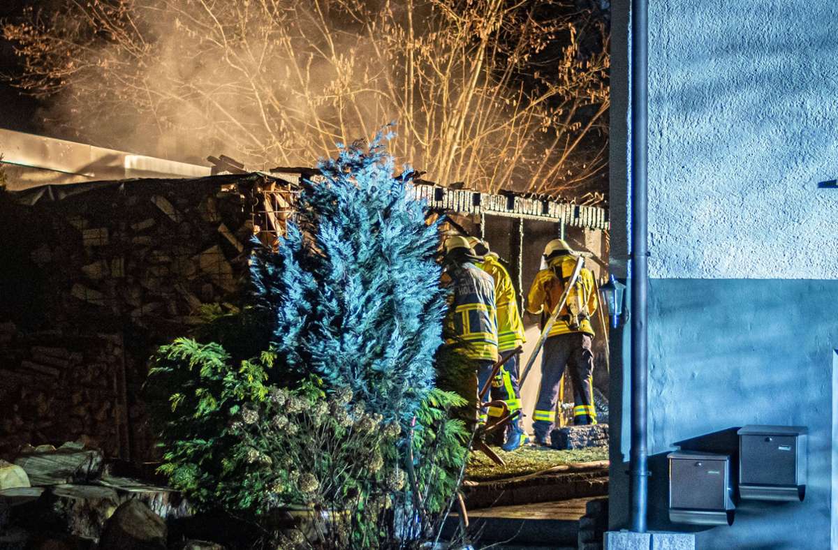 Die Feuerwehr erreichte den Gartenschuppen gegen 22.30 Uhr  und löschte den Brand.