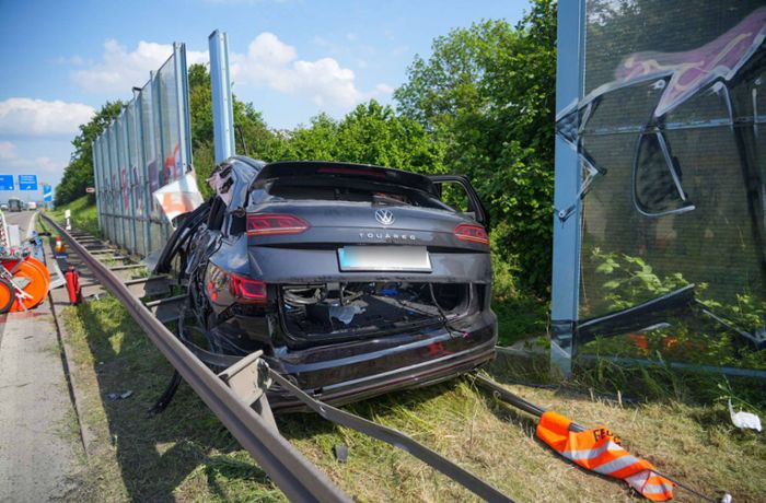 Unfall zwischen Neuhausen und Esslingen: Auto prallt auf A 8 gegen Schallschutzwand