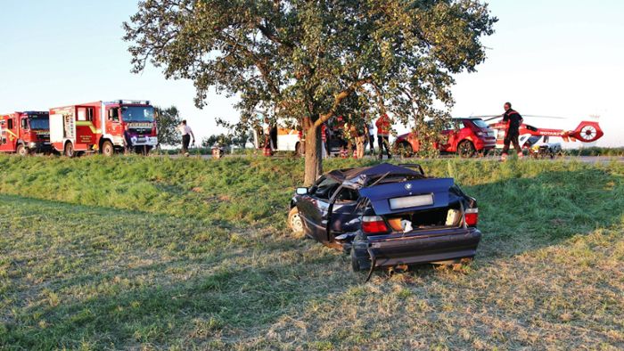 Autofahrer kracht gegen Baum  – Feuerwehr befreit Schwerverletzten