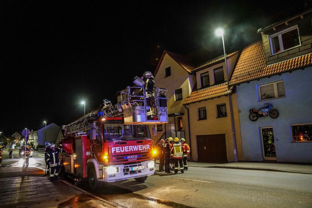 Vermeintlicher Brand stellt sich als Rauch aus Kamin heraus: Wernau: Rauch über Gebäude löst Feuerwehreinsatz aus