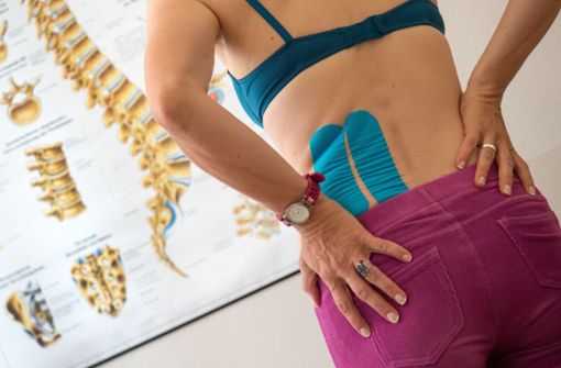 In den meisten Fällen sind Rückenschmerzen gar nicht unfall- oder krankheitsbedingt. Foto: dpa/Arno Burgi