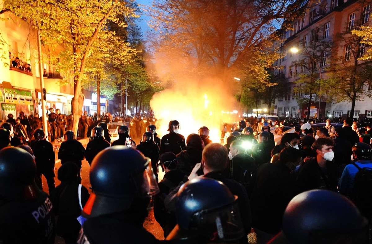 1. Mai in Berlin: Demo nach massiven Auseinandersetzungen abgebrochen