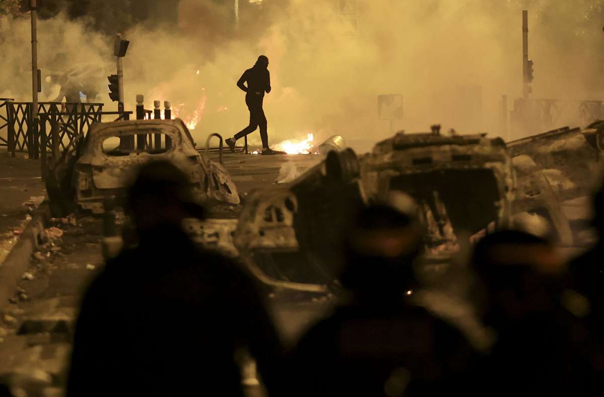 Tod von Jugendlichem durch Polizisten: Dritte Nacht der Gewalt in Frankreich – Brände auch in Belgien