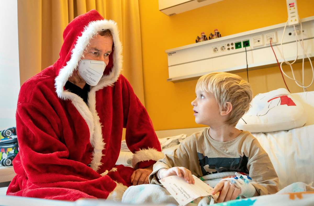 Spendenübergabe im Olgahospital: Weihnachtsmann & Co. beschert im Olgäle