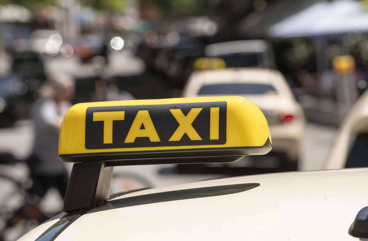 Taxifahren wird immer teurer (Symbolbild). Foto: IMAGO/Wolfgang Maria Weber