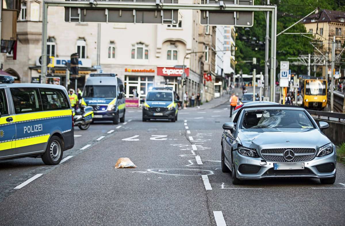 Kollision am Olgaeck in Stuttgart: Fußgänger ringt  mit dem Tod – der Unfall gibt Rätsel auf