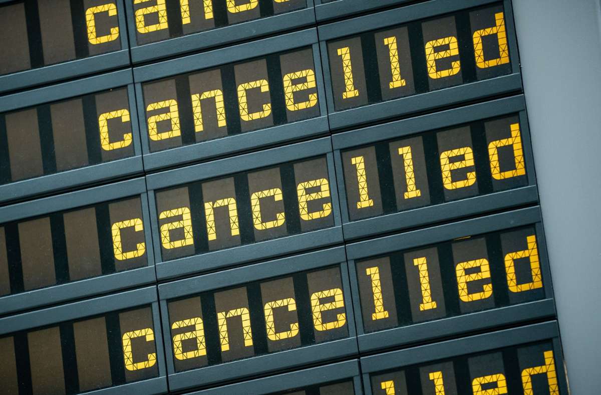 Mutiertes Coronavirus: Passagiere aus Großbritannien warten am Berliner Flughafen  auf Klärung