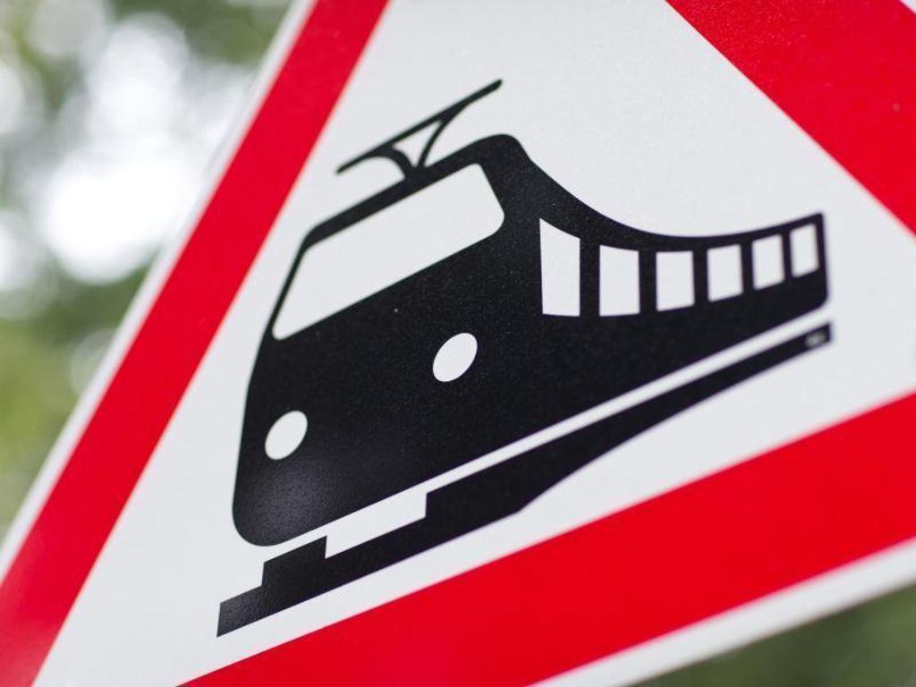 Regionalzug rammt Kleinwagen - Autofahrer wird verletzt