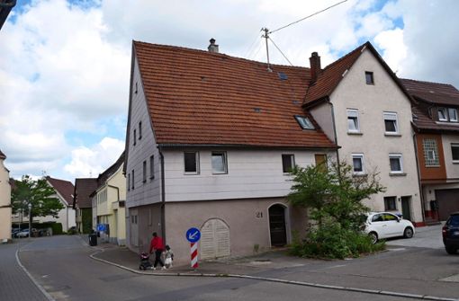 Das Großmann’sche Haus in der Kirchstraße 21 in Unterboihingen wird für einen Euro zum Verkauf angeboten. Die Stadt fordert allerdings, dass das Gebäude aus dem 15. Jahrhundert denkmalgerecht saniert wird. Foto: /Kerstin Dannath