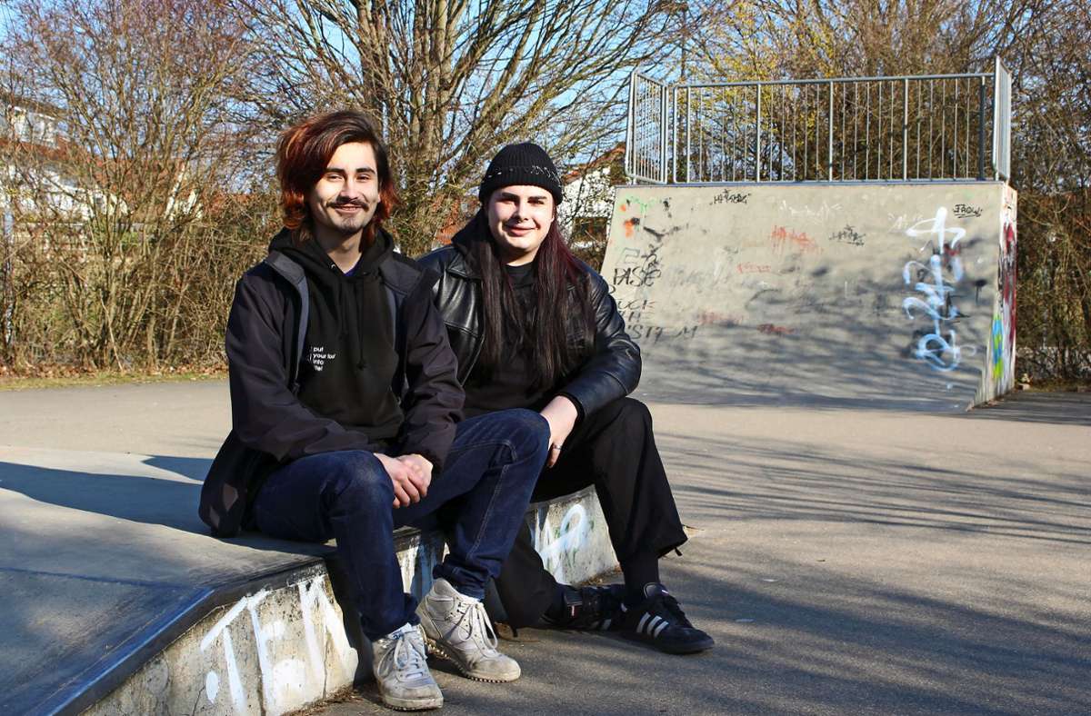 Die Mitglieder des Jugendgemeinderats Filderstadt – im Bild Daniel Appel (l.) und Aron Steinwender  – haben beantragt, dass die Skateanlage renoviert wird. Foto: /Holowiecki