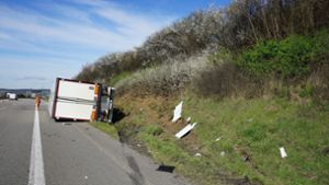 Lkw-Unfall verursacht langen Stau und hohen  Schaden