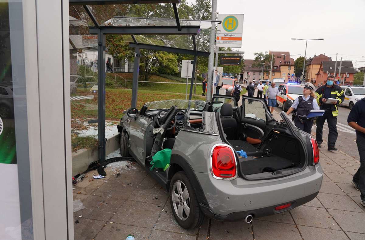 Ursache ist ein Unfall, bei dem ein Opel-Fahrer nach links abbiegen wollte und dabei in den Mini der Frau krachte. Diese kam in den Gegenverkehr ...