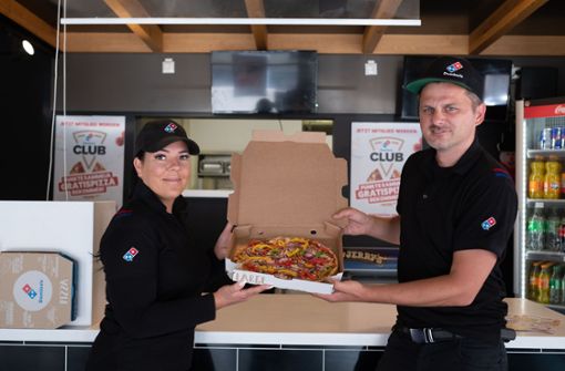 Eine Pizza mit hervorragendem Nährwert: Markus Waßmuth und Mitarbeiterin Nina Bonac mit dem „Fitness Fan“. Foto: Lichtgut/Leif Piechowski