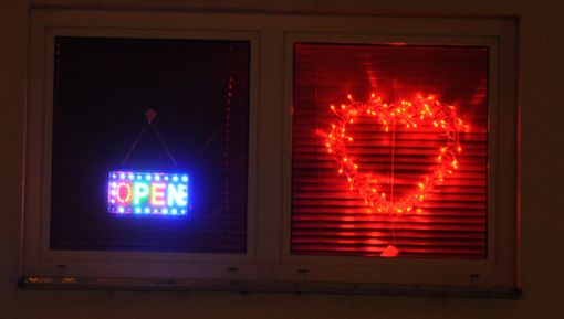 Eine Leuchtreklame in Form eines roten Herzens ist an der Außenfassade eines Bordells zu sehen. Foto: dpa - dpa