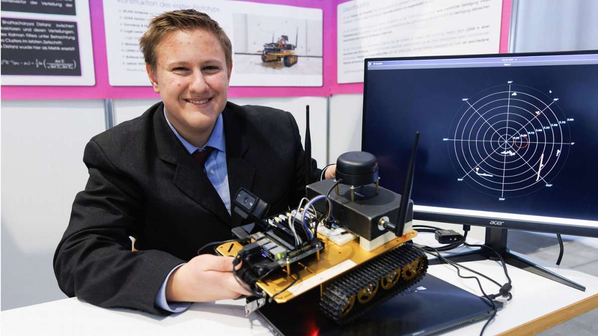 Paul Löffler aus Stuttgart setzte sich in seiner Kategorie mit einem kleinen Roboter durch, der Menschen folgen kann.