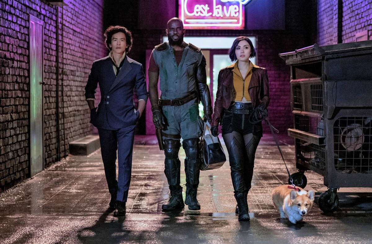 John Cho als Spike Spiegel,  Mustafa Shakir als Jet Black und Daniella Pineda als Faye Valentine (von links) auf der Suche nach dem nächsten Schwerverbrecher.