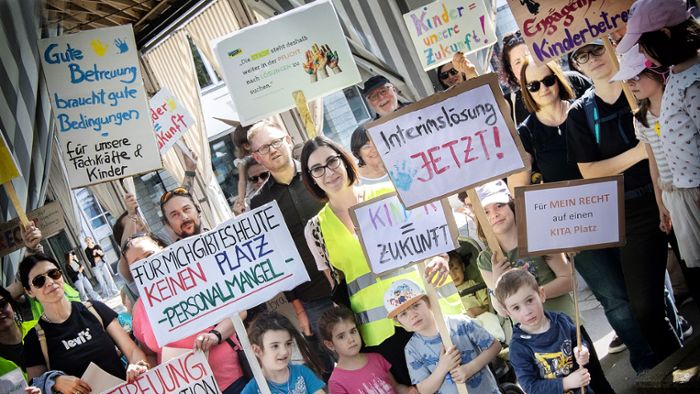 Fachkräftemangel in Ostfildern: Eltern demonstrieren für verlässliche Kita-Zeiten