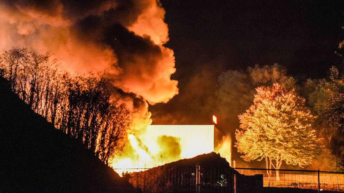 Feuer in Remshalden-Geradstetten: Mehrere Explosionen – Firmenanbau in Flammen