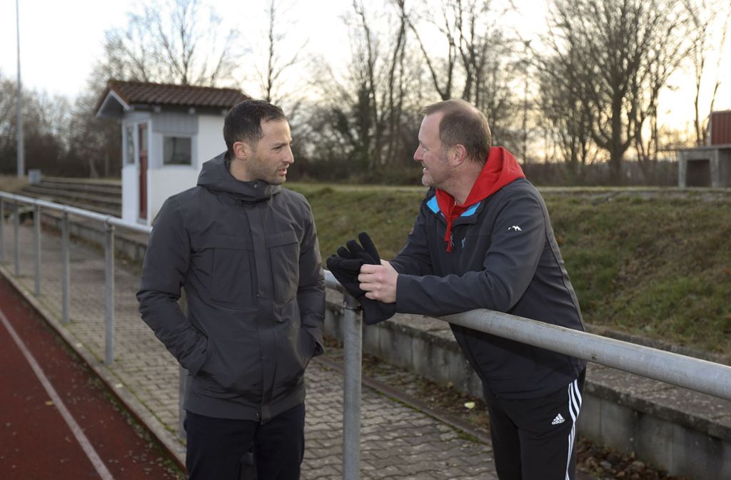 Schalke-Trainer Tedesco hat in der Gemeinde Spuren hinterlassen: Domenico Tedesco auf Stippvisite in Aichwald