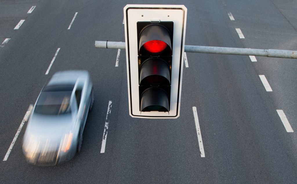 Unfälle häufen sich, und die Polizei verstärkt ihre Kontrollen – Zunehmend laxer Umgang mit Verkehrsregeln: Die Rotsünder sind kaum zu bremsen