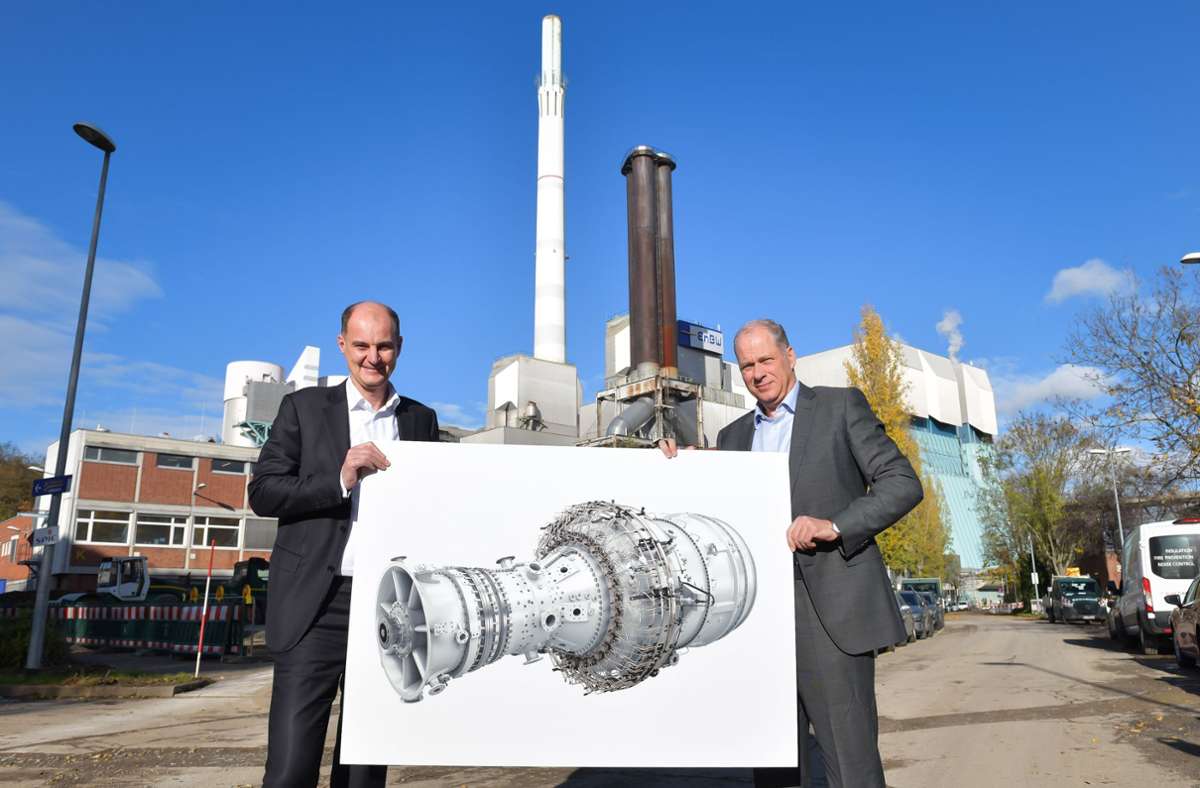EnBW-Vorstand Georg Stamatopoulos (rechts) und Tim Holt, Mitglied des Vorstands der Siemens Energy AG, zeigen ein Bild der neuen Turbine am neuen Standort im Kraftwerk Münster. Foto: Lichtgut/Max Kovalenko