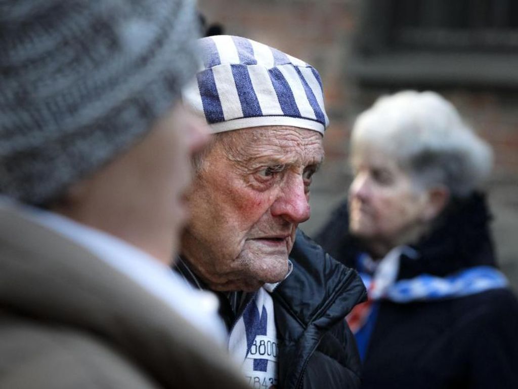 Ein Überlebender nimmt an der Gedenkfeier in Oswiecim teil. Foto: Czarek Sokolowski/AP/dpa