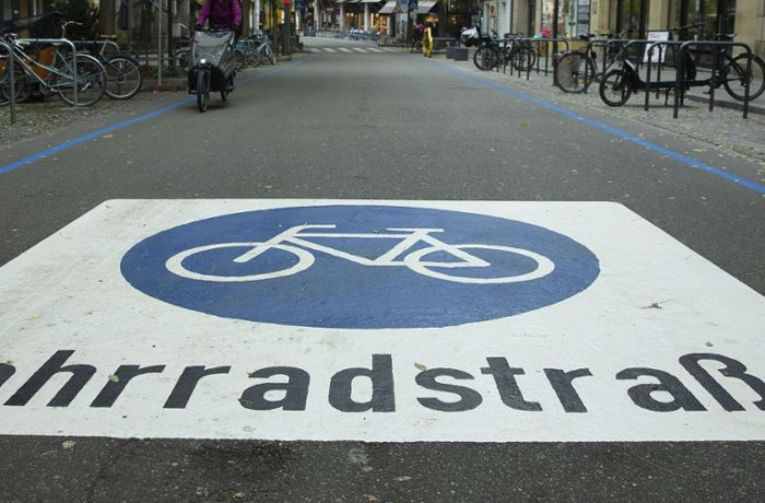 Vorfall in Stuttgart: Radfahrer geht auf Fußgänger los und wirft ihn zu Boden
