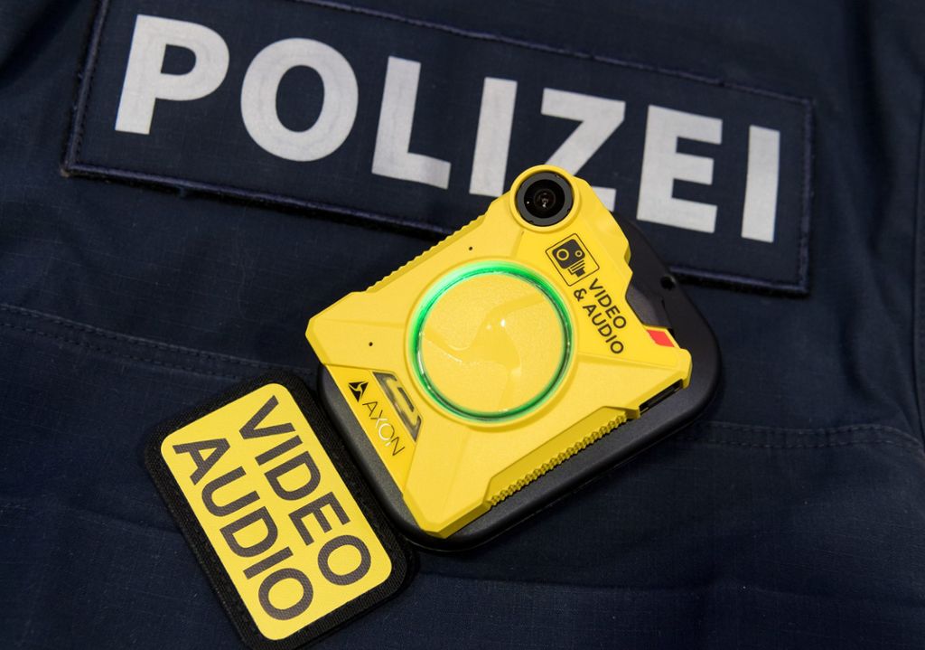 Ab sofort zeichnen Körperkameras aggressives und gewalttätiges Verhalten auf: Polizisten in Esslingen mit Bodycams ausgerüstet