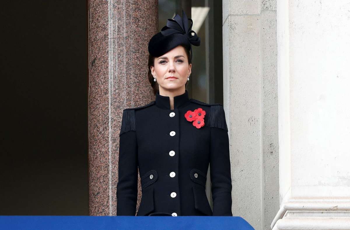 Herzogin Kate entzückte die Royal-Fans mit ihrem schicken schwarzen Mantel und ihrem Hut.