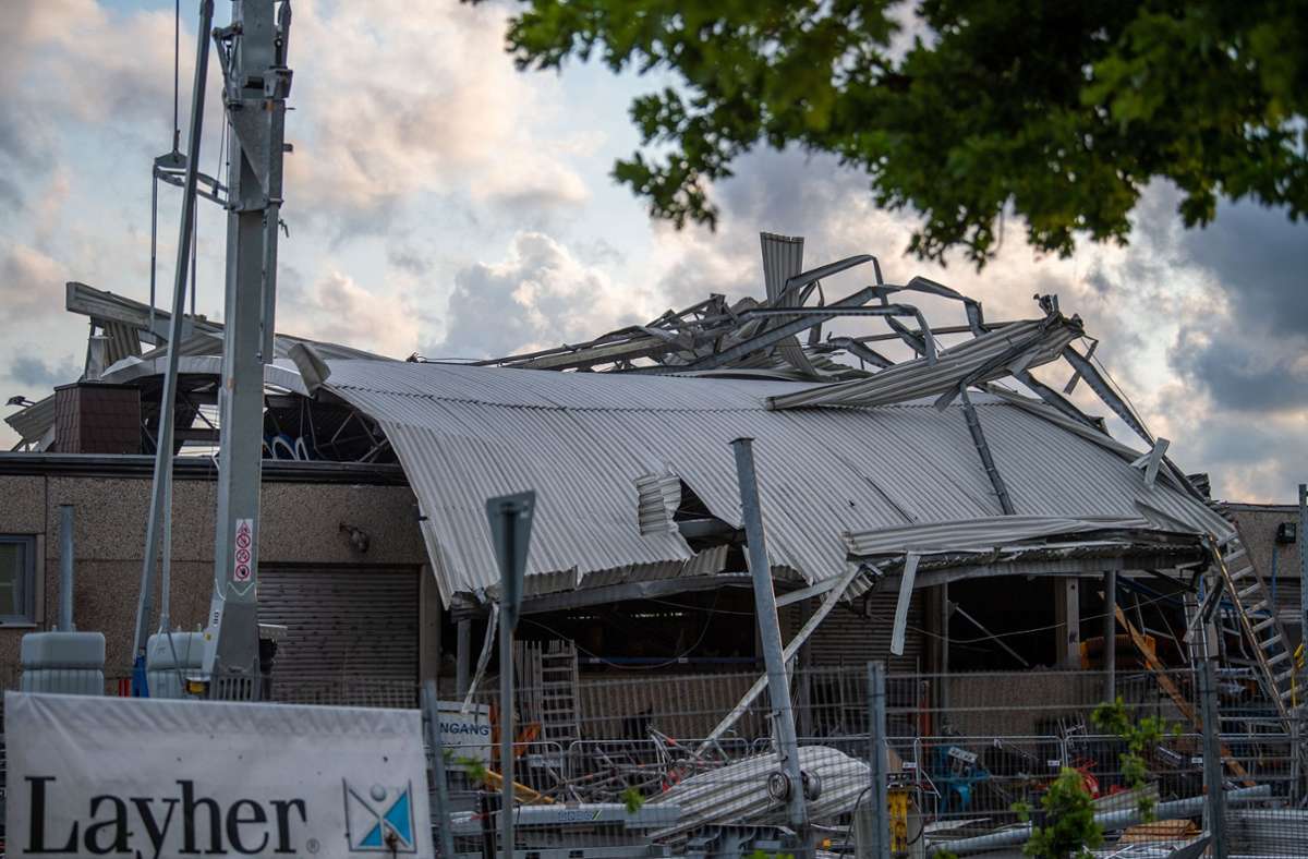 Das Dach eines Baumaschinenhändlers liegt quer auf dem Gebäude. Ein Unwetter hat auch in Paderborn große Schäden angerichtet. Foto: dpa/Lino Mirgeler