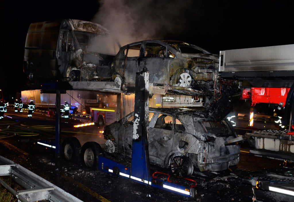 Totalschaden bei drei Neuwagen: Autotransporter brennt auf der A8