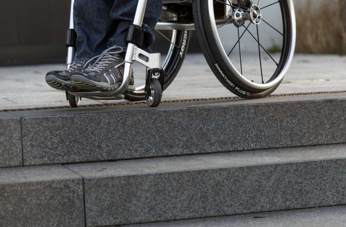 Vorfall in Karlsruhe: 20-Jähriger will Rollstuhlfahrer ausrauben und stößt ihn um