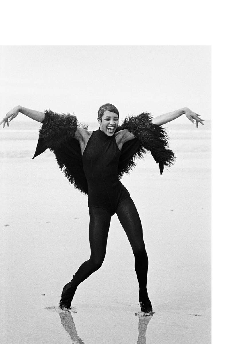 Naomi Campbell, 18 Jahre alt, vergnügt am Strand von Deauville, Frankreich, im Jahr 1988.