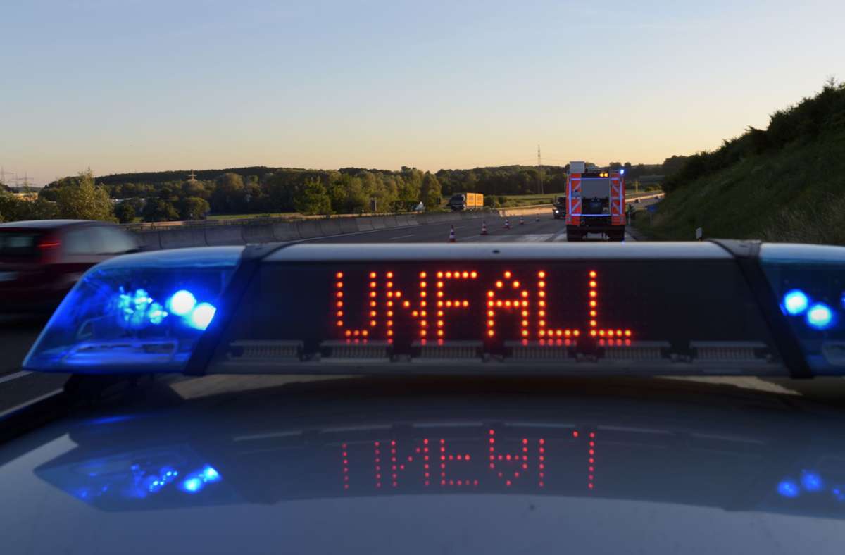 Zeugenaufruf  in Baltmannsweiler: Unbekannter Gegenstand reißt Ölwanne von fahrendem Auto auf