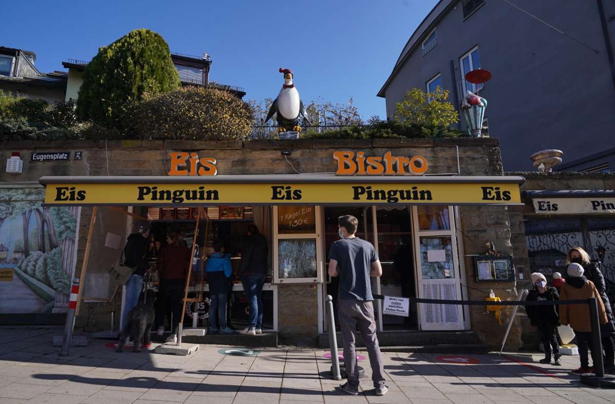 Die Kult-Eisdiele Pinguin am Eugensplatz ist bereits am Sonntag in die Saison gestartet.