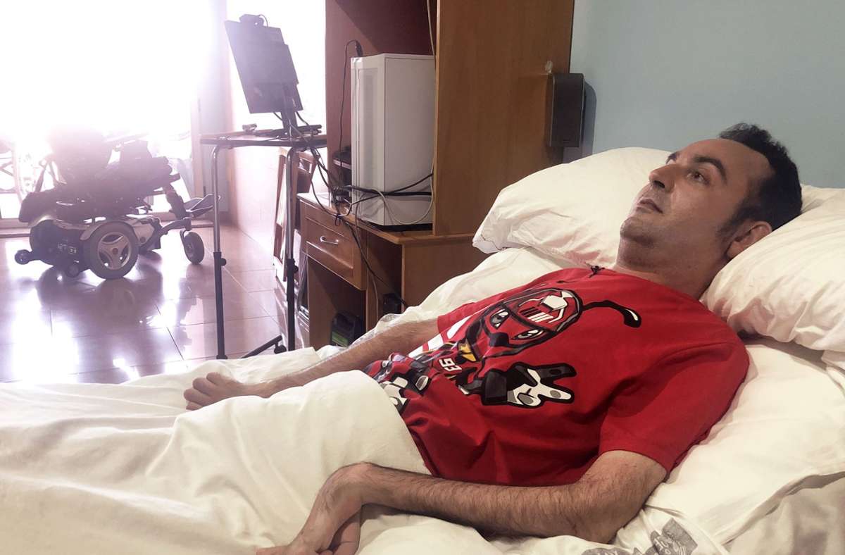 Rafael Botella ist unterhalb des Halses gelähmt. Er befürwortet das neue Sterbehilfe-Gesetz in Spanien. Foto: Rop Zoutberg