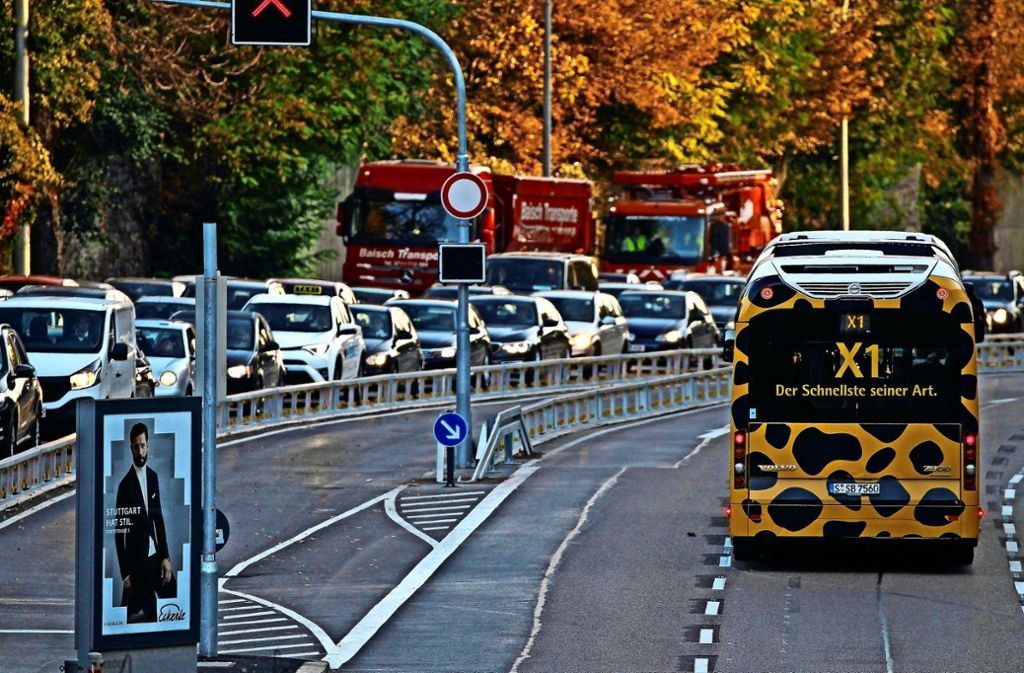 Land will Spur am Neckartor verlängern und beruft sich auf Gutachten – Verschiedene Varianten untersucht: Was die Busspur an der B 14 bringen soll