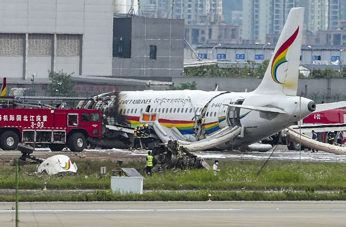 Unglück in Chongqing: Flugzeug kommt in China von Startbahn ab und fängt Feuer