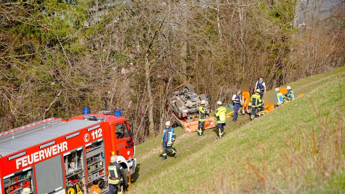 Limburg bei Weilheim/Teck: Fahrzeug überschlägt sich auf Abhang – zwei Männer schwer verletzt