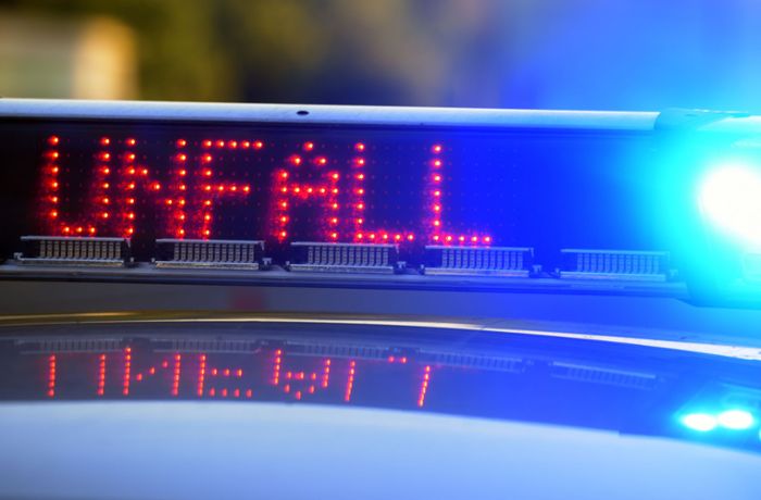 Sekundenschlaf in Filderstadt: 41-Jährige fährt frontal gegen geparktes Auto
