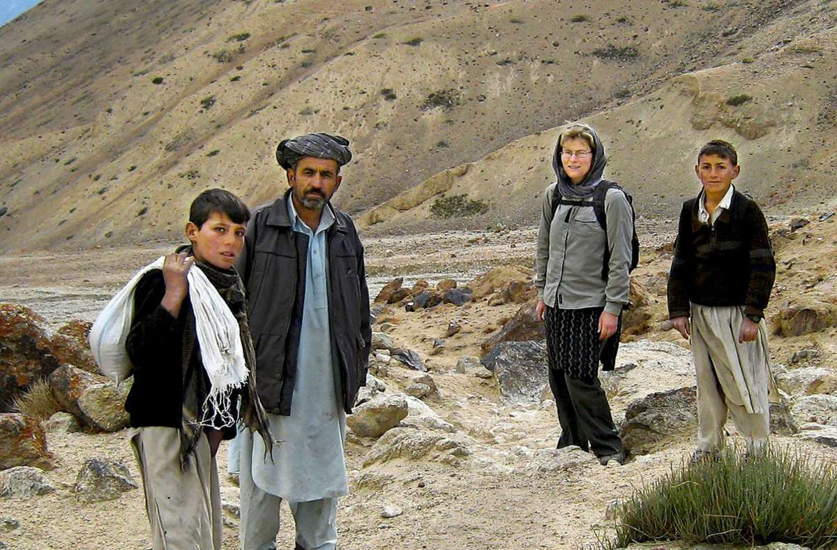 Simone  Beck mit einheimischen Helfern unterwegs zu entlegenen afghanischen Bergdörfern