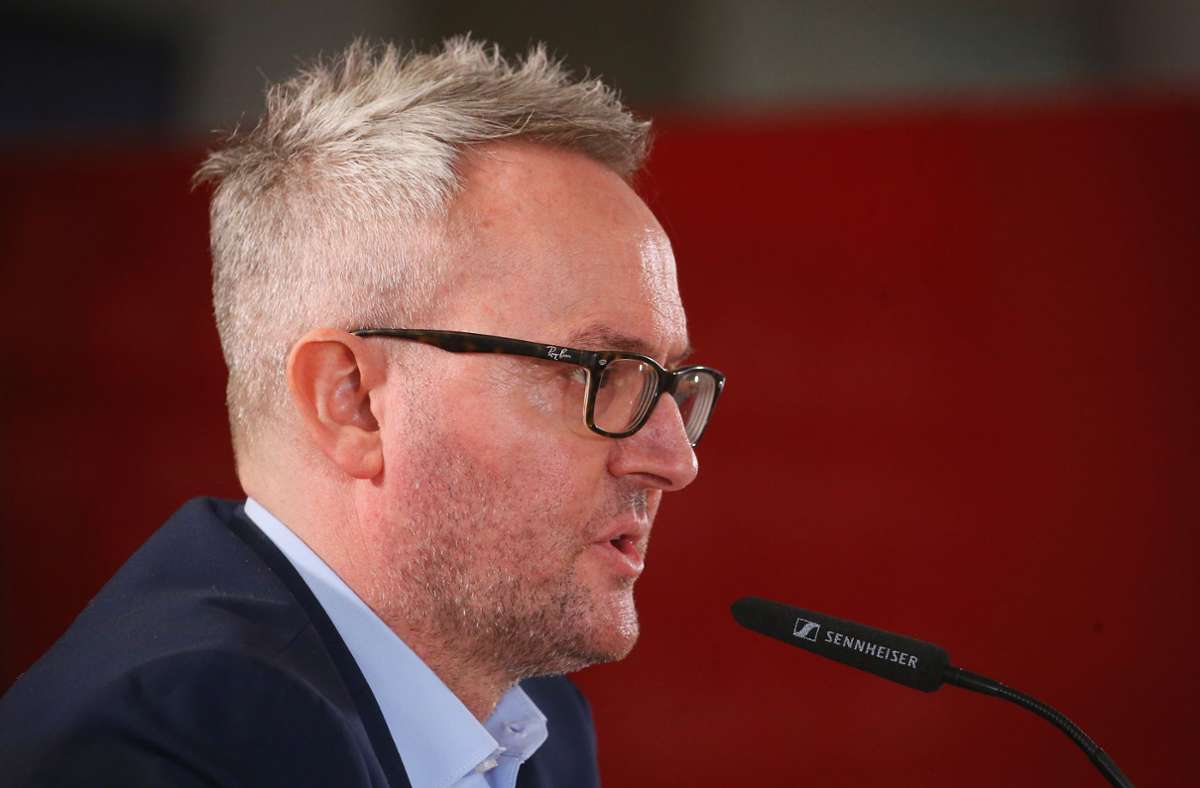Mit ernster Miene: Alexander Wehrle, der Vorstandsvorsitzende des VfB Stuttgart, spricht über die Umstände des Trainerwechsel.