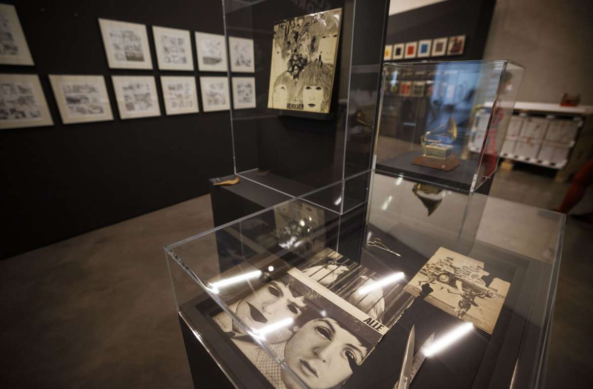 Ein Blick in die Ausstellung, vorne die Entstehungsgeschichte des Beatles-Covers „Revolver“