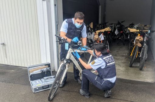 Polizisten in Stuttgart sichern Spuren auf einem sichergestellten Fahrrad. Foto: Polizeipräsidium Stuttgart