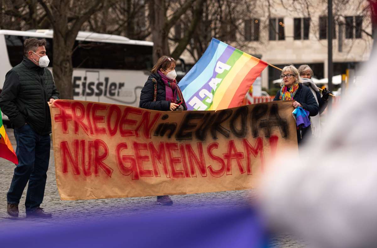 Kundgebung in Stuttgart: Friedensaktivisten fordern Deeskalation im Ukrainekonflikt